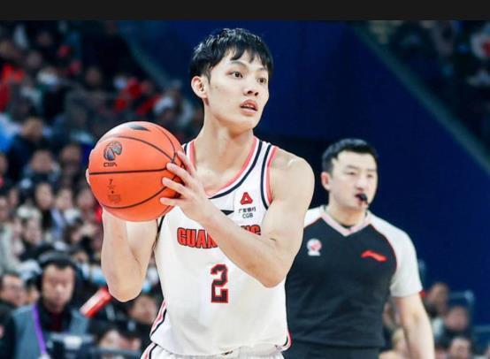 欧冠直播-徐杰习惯性崴脚或退出国家队；上海外援发文称广东防守强度大